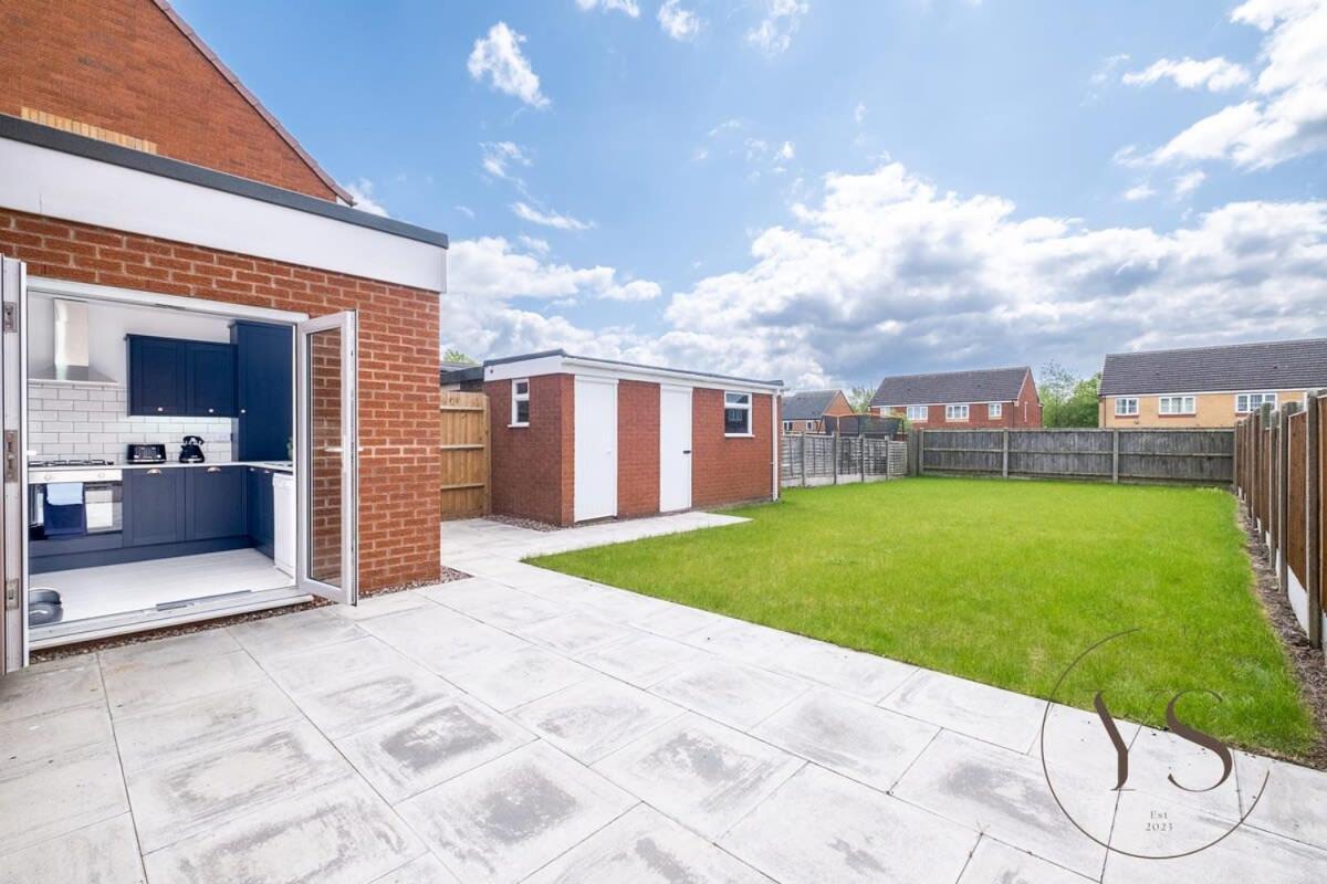 Stylish 3Br Home - Beautiful Garden - Parking West Bromwich Exterior foto
