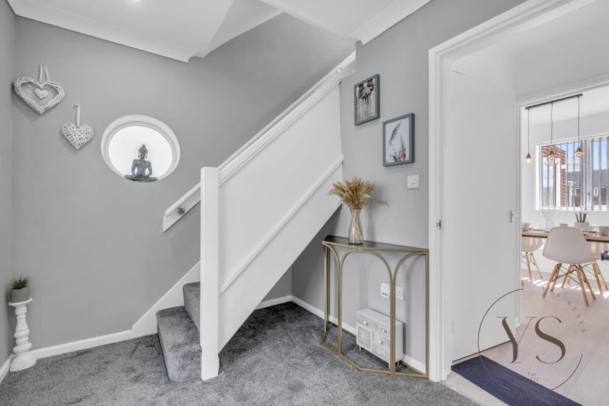 Stylish 3Br Home - Beautiful Garden - Parking West Bromwich Exterior foto