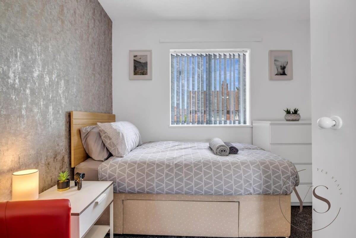 Stylish 3Br Home - Beautiful Garden - Parking West Bromwich Exterior foto